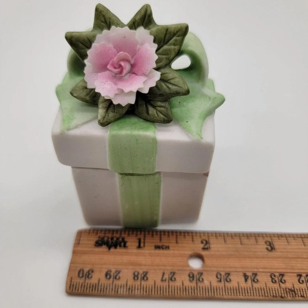 Ceramic Trinket Box Gift Present Shaped Raised Rose Flower On Lid Vintage Lefton